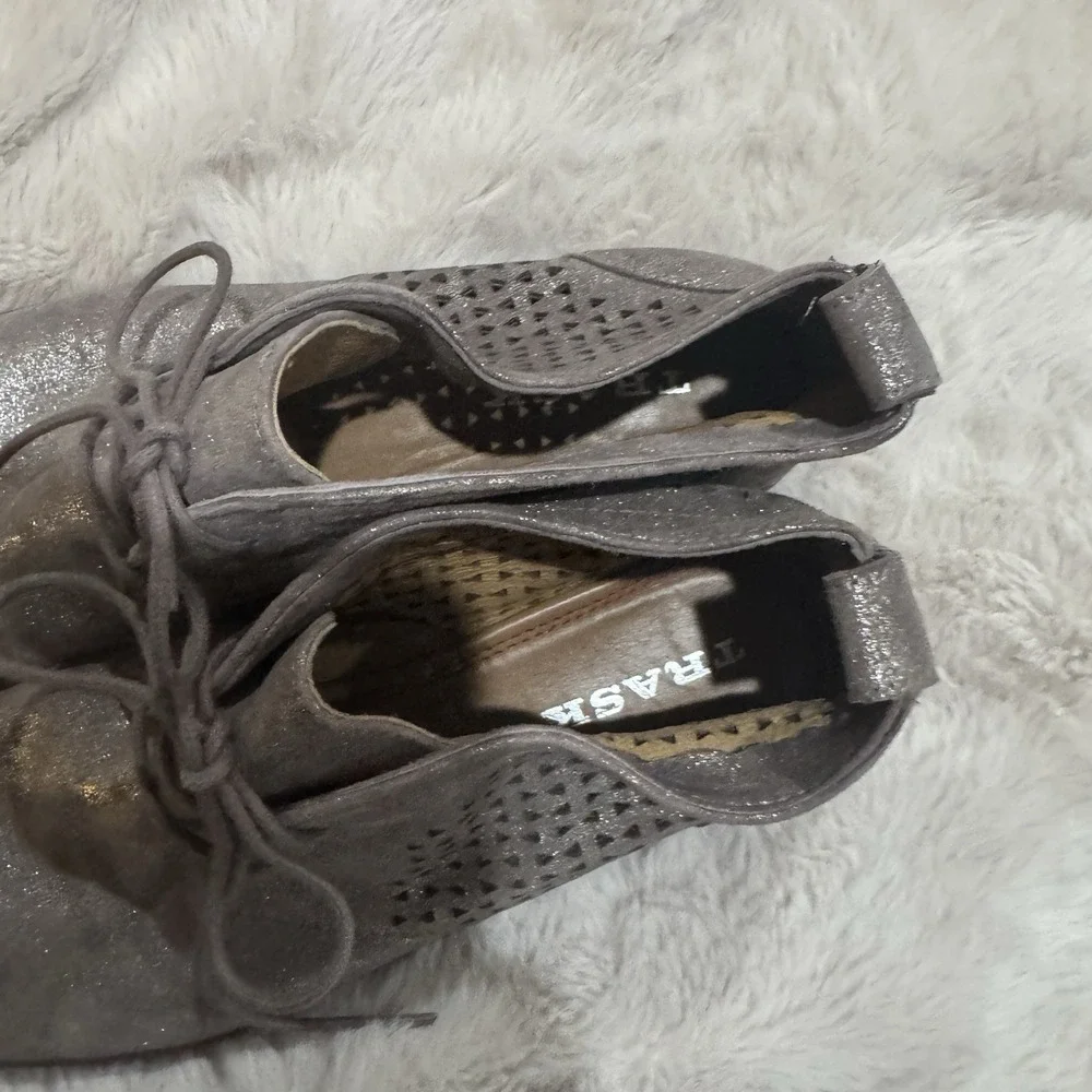Trask Addy Womens‎ Size 8.5 M Perf Metallic Suede Chukka Ankle Boots 36-1245